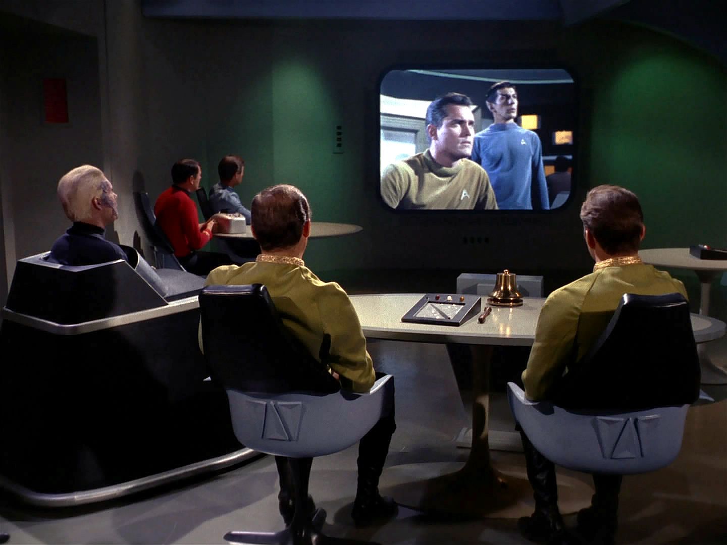 Spock šikovně zmanipuloval Mendeze, takže si od něj vyžádal obrazový záznam událostí z doby před 13 lety jako důkaz. Z neznámého zdroje soud sleduje, co se dělo na můstku…
