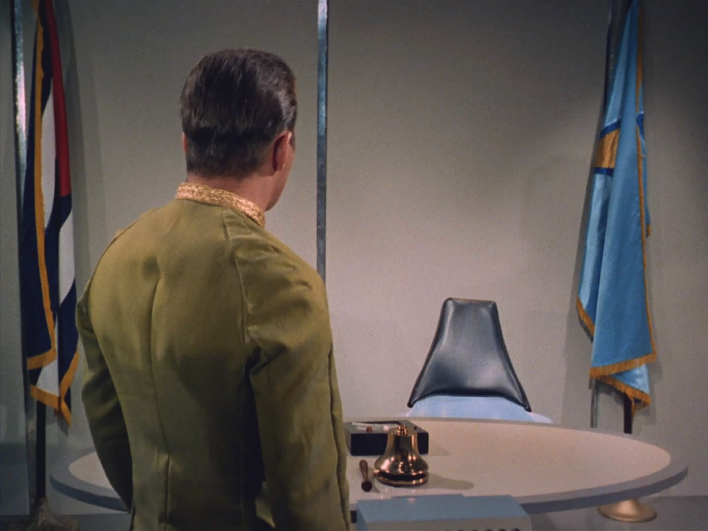 Ač byl Spock už uznán vinen, obrací se Kirk na komodora, jestli by rozsudek neměli přehodnotit. Mendez mu ale zmizel před očima a Talosan sděluje, že s nimi nikdy nebyl.