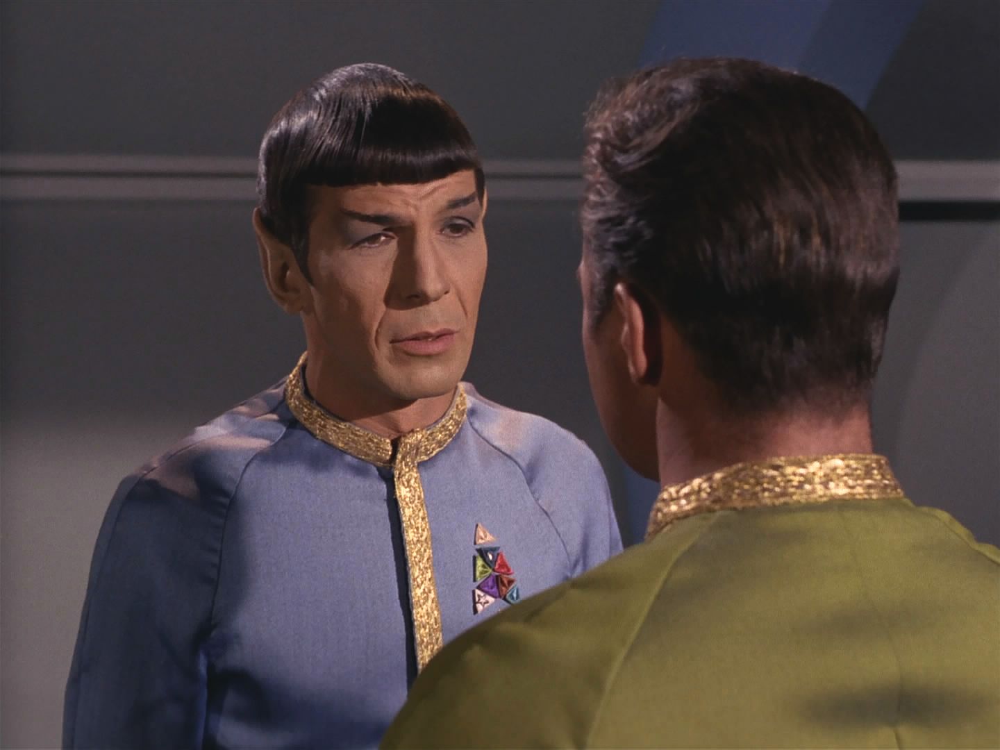 Ze základny 11 přišla zpráva, že kvůli zásluhám kapitána Pikea učinili výjimku a Spock nebude stíhán. Vysvětluje Kirkovi, že mu nemohl nic říct, stačilo, když riskoval sám.
