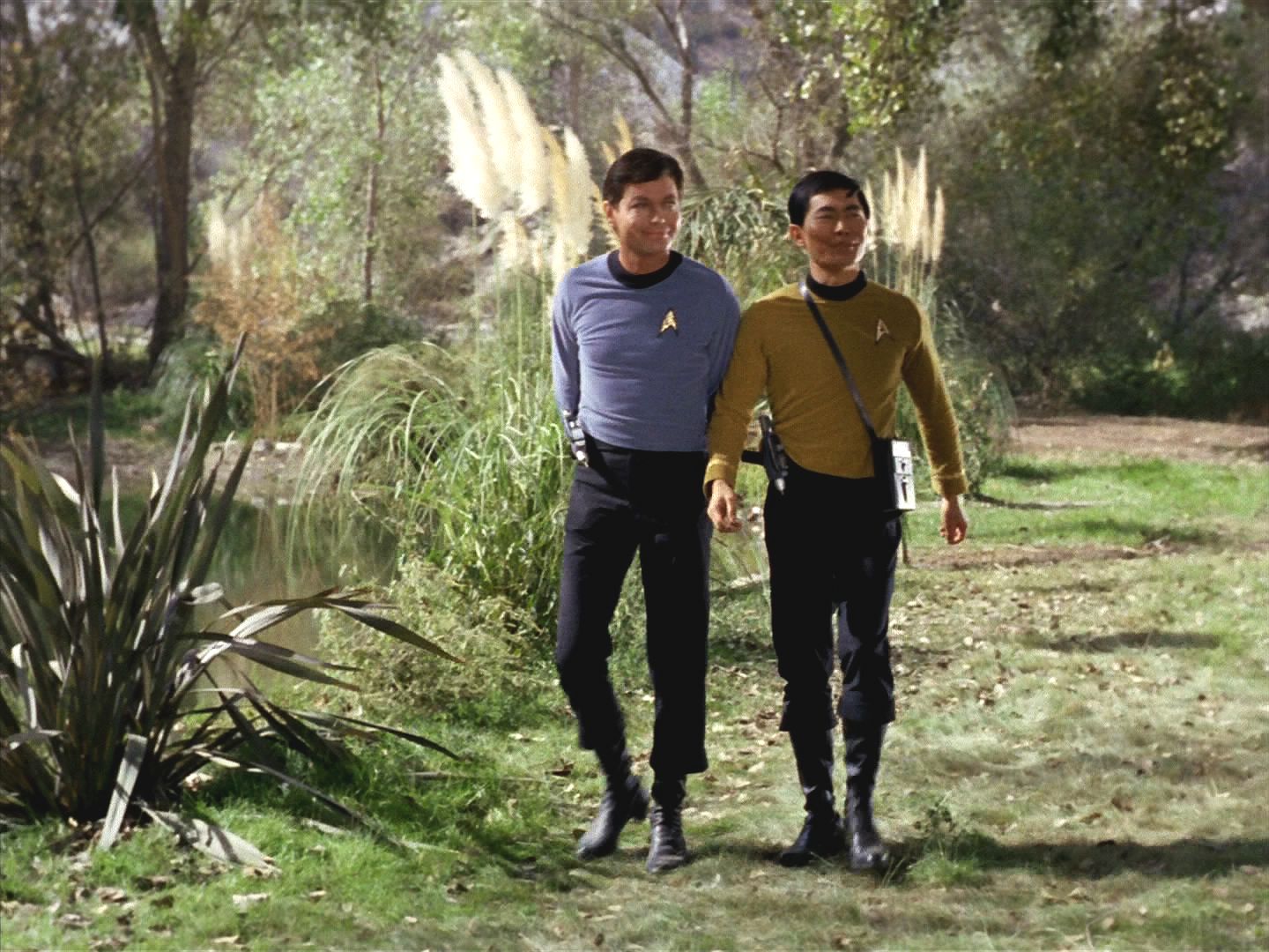 Posádka Enterprise objevila kouzelnou planetu, kde by bylo možné strávit po náročných měsících volno. Doktor a Sulu zkoumají, jaká hrozí nebezpečí. Ale na planetě není ani hmyz!