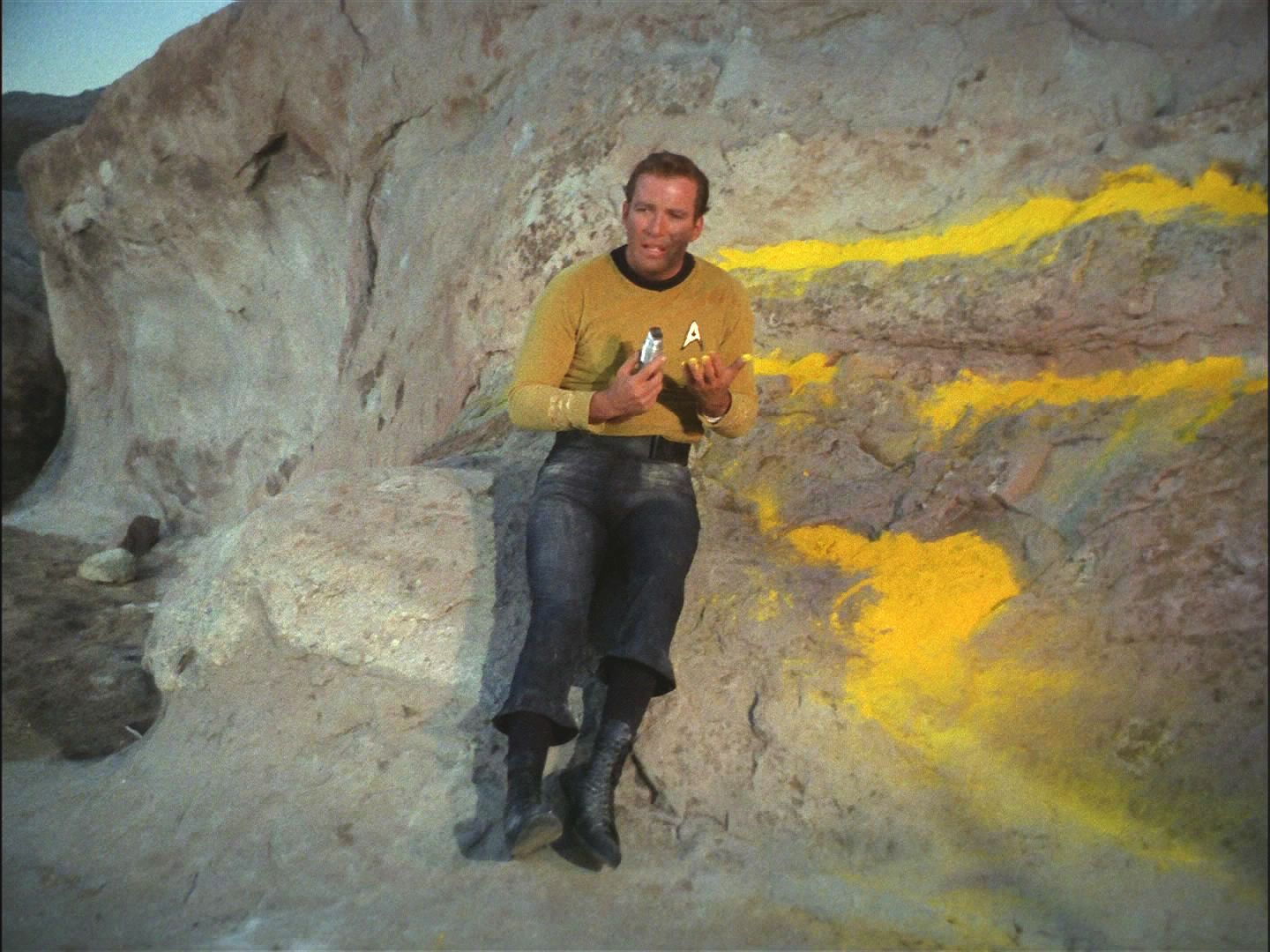 Kirk se skrýval v horách a přitom si všímal věcí kolem sebe. Našel diamanty, pak síru, dusičnan draselný i uhlí. Uvědomil si, že má vše potřebné k výrobě střelného prachu.