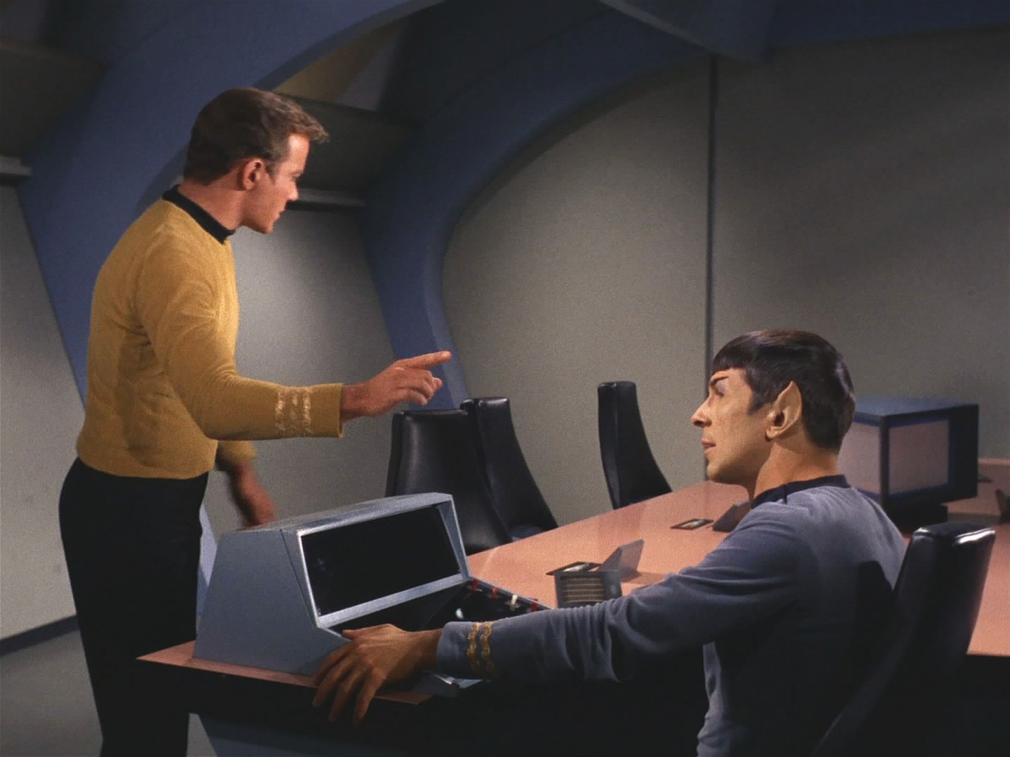 Kirk a Spock už mají dostatek údajů, aby vyvodili, o co jde. Mají tu dva Lazary, jednoho z vesmíru tvořeného antihmotou. Pokud se ti dva setkají v normálním světě, bude opravdu zle.