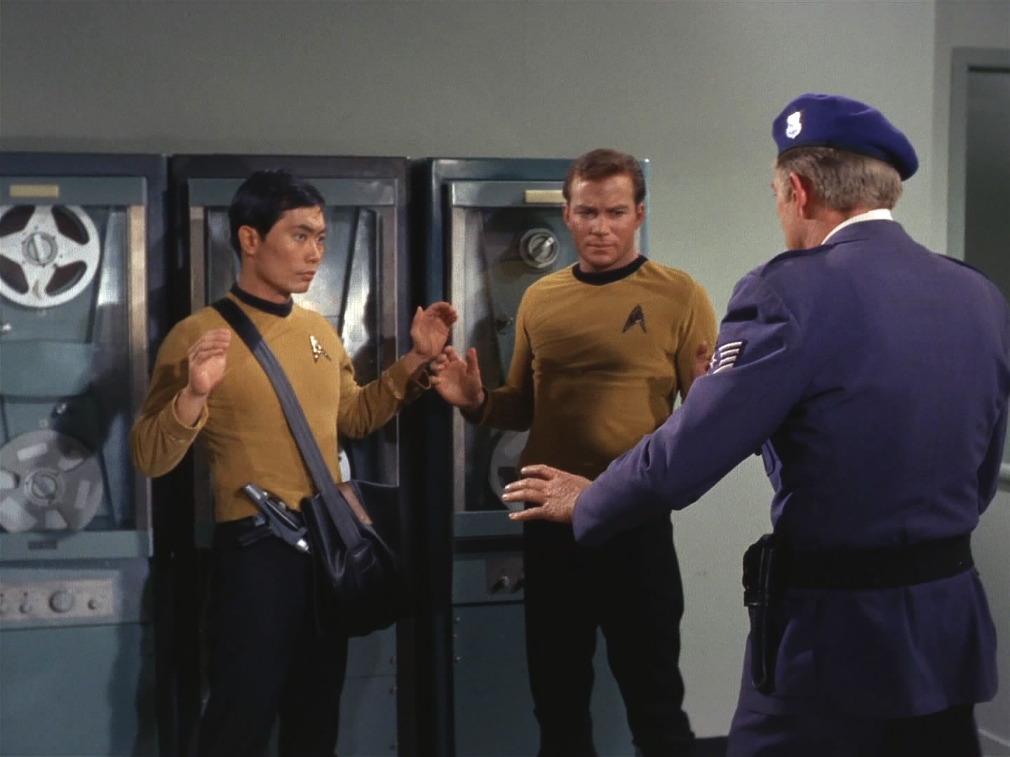 Zatímco se vymýšlí, jak se dostat zpět do budoucnosti, transportují se Kirk a Sulu na základnu, aby tam ukradli důkazy o jejich přítomnosti. Našel je seržant vojenské policie.