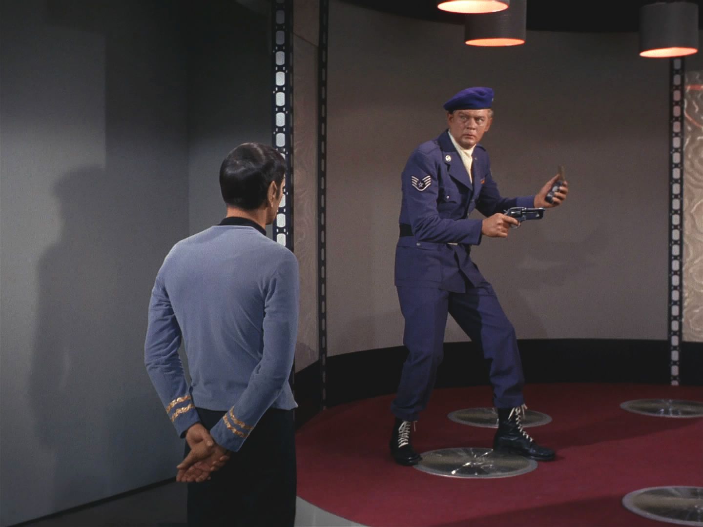 Chudák seržant omylem zapnul nouzový signál na komunikátoru a byl přenesen na Enterprise místo výsadku. Nebude těžké ho uhlídat, ztuhnul překvapením.