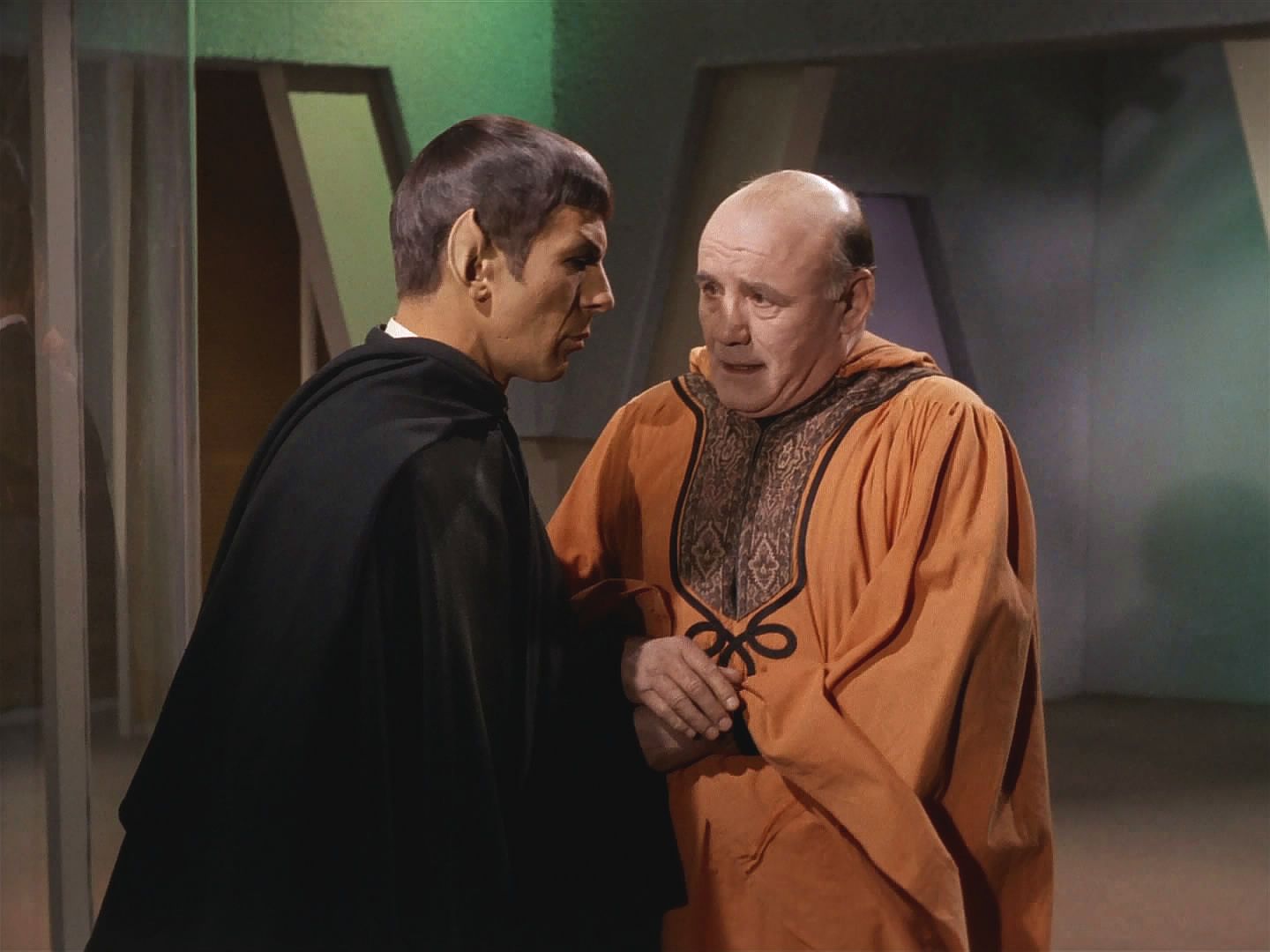 Marplon, který měl provést absorpci, patřil k podzemnímu hnutí. Vysvětlil Spockovi, že na ně, na tzv. Archonce, už 100 let čekají, aby je osvobodili od Landrua.