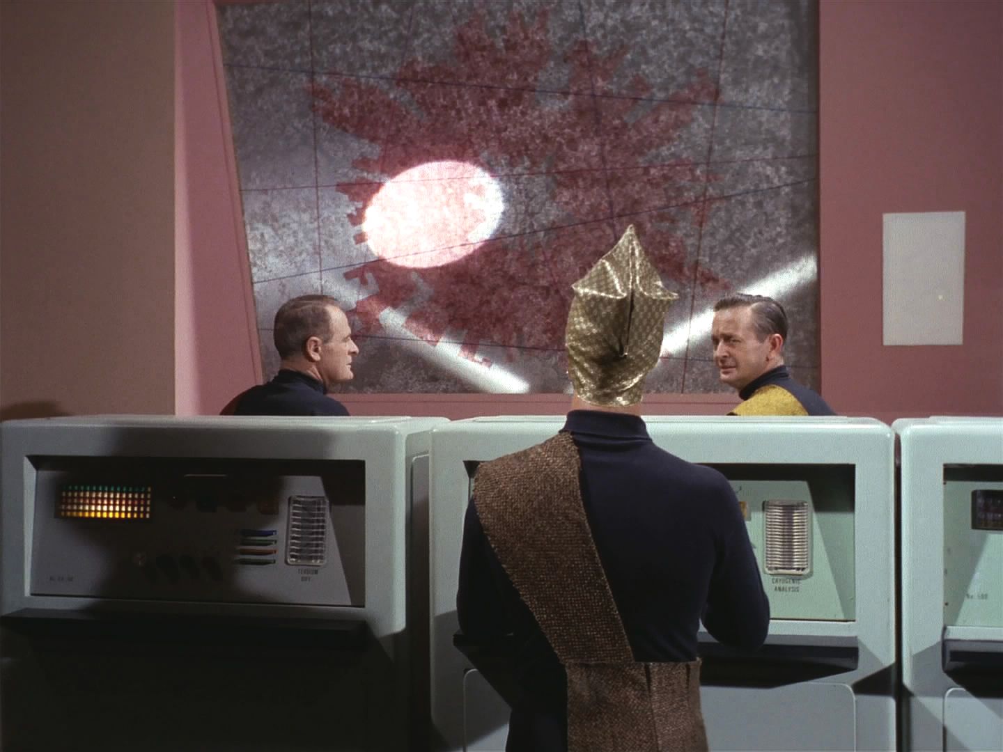 Došlo k útoku. Obětí se údajně stala i Enterprise. Výsadek je zatčen a personál lodi se musí dostavit k dezintegraci. Válku totiž vedou počítače, jen dobrovolné oběti jsou skutečné.