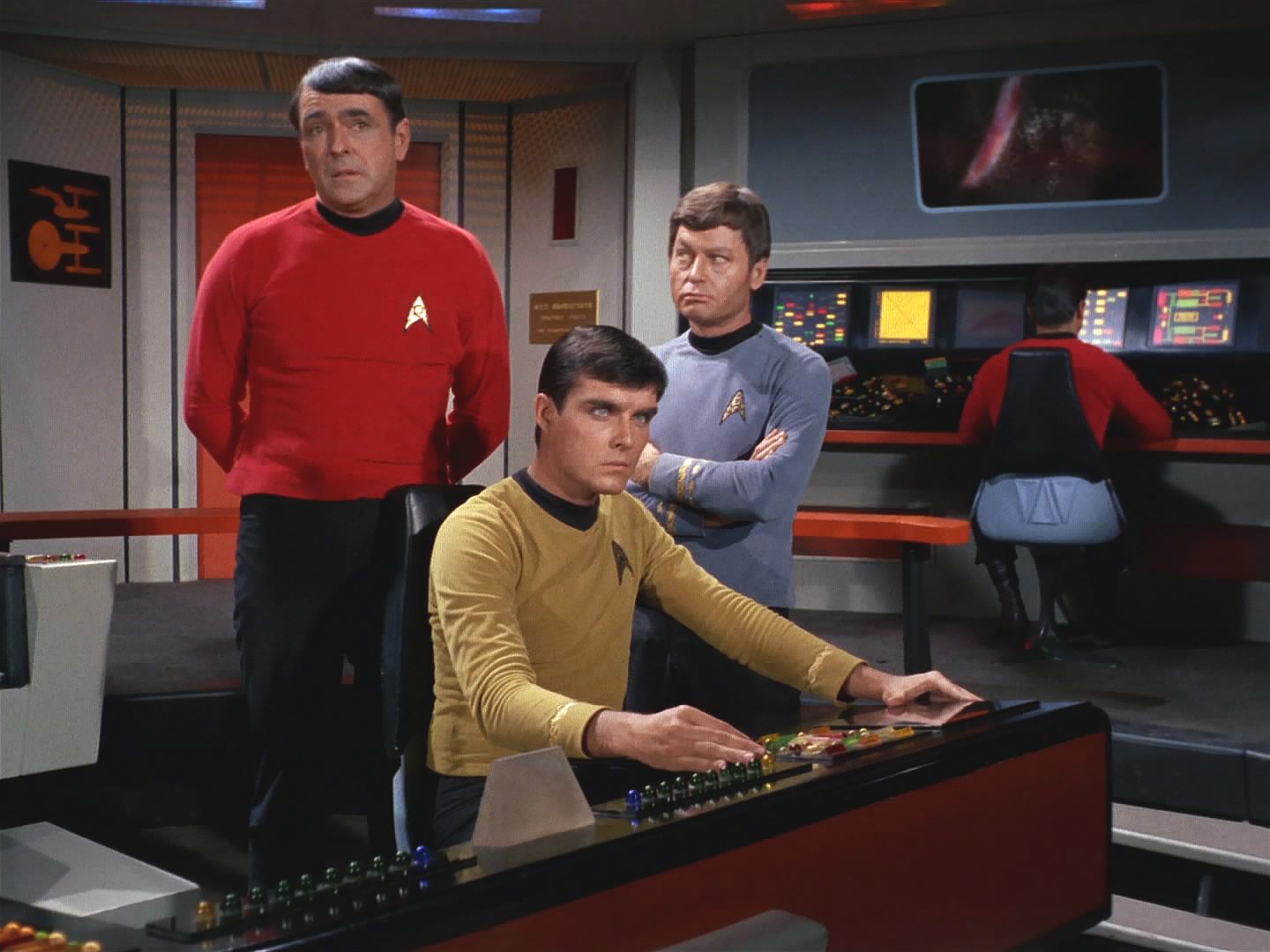 Anan 7 se uchýlil ke lsti, ale na Scottyho nevyzrál. Ten, kdo mu dal rozkaz ke všeobecné dovolené, nebyl kapitán. Navíc začínají na Enterprise střílet z planety.
