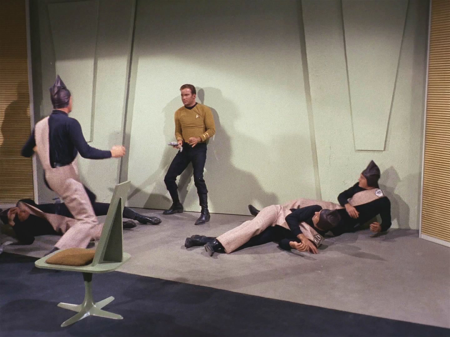Spock se zbytkem výsadku šel na pomoc Kirkovi, cestou zachránil Foxe a asistenta a zničil další dezintegrační komoru. Kirk si mezitím s nezkušenými eminianskými strážemi poradil sám.