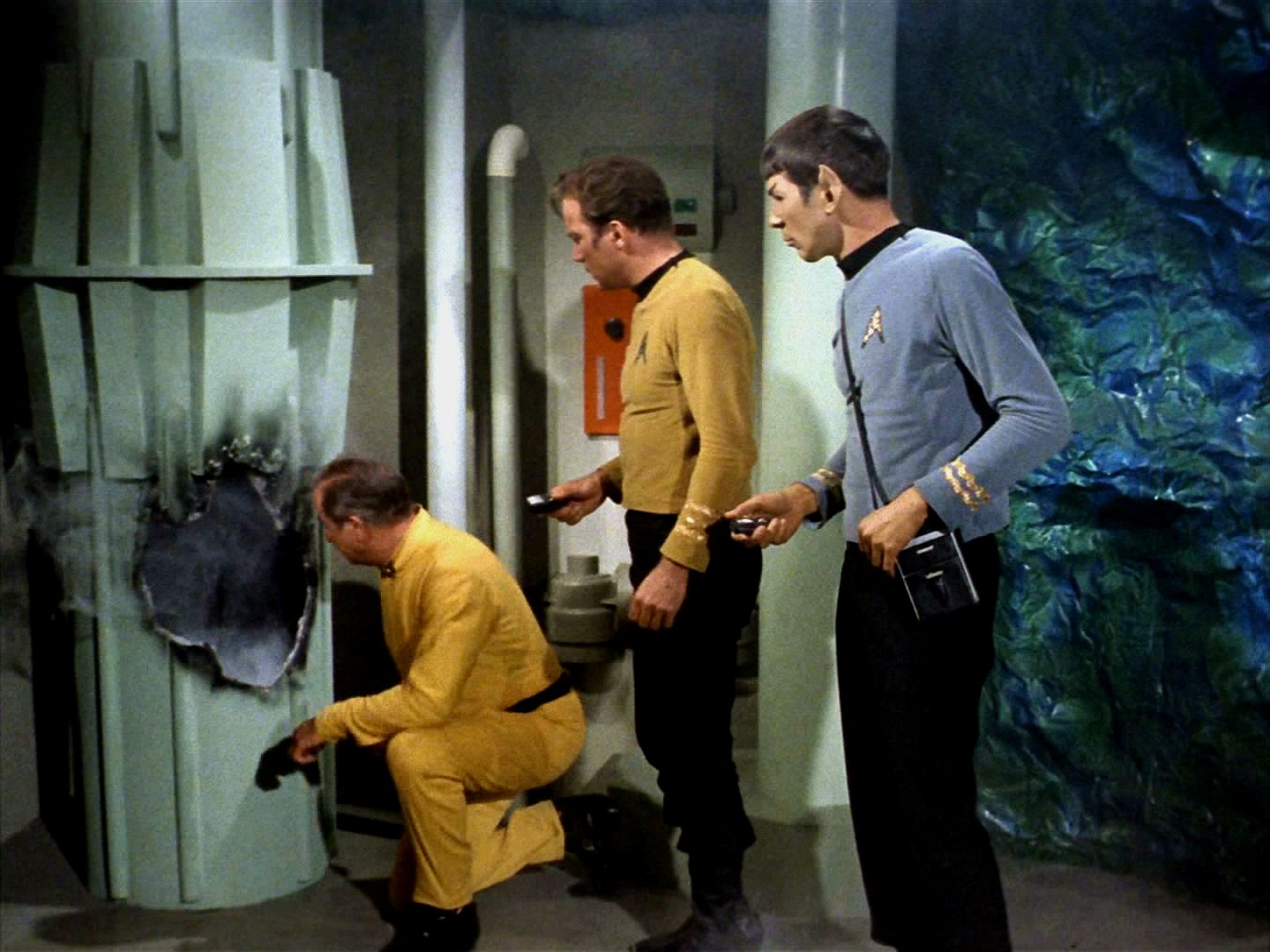 Enterprise byla vyslána na pomoc. Hned v prvních okamžicích pobytu v kolonii se stvoření dostalo k životně důležitému oběhovému čerpadlu reaktoru a ukradlo je.