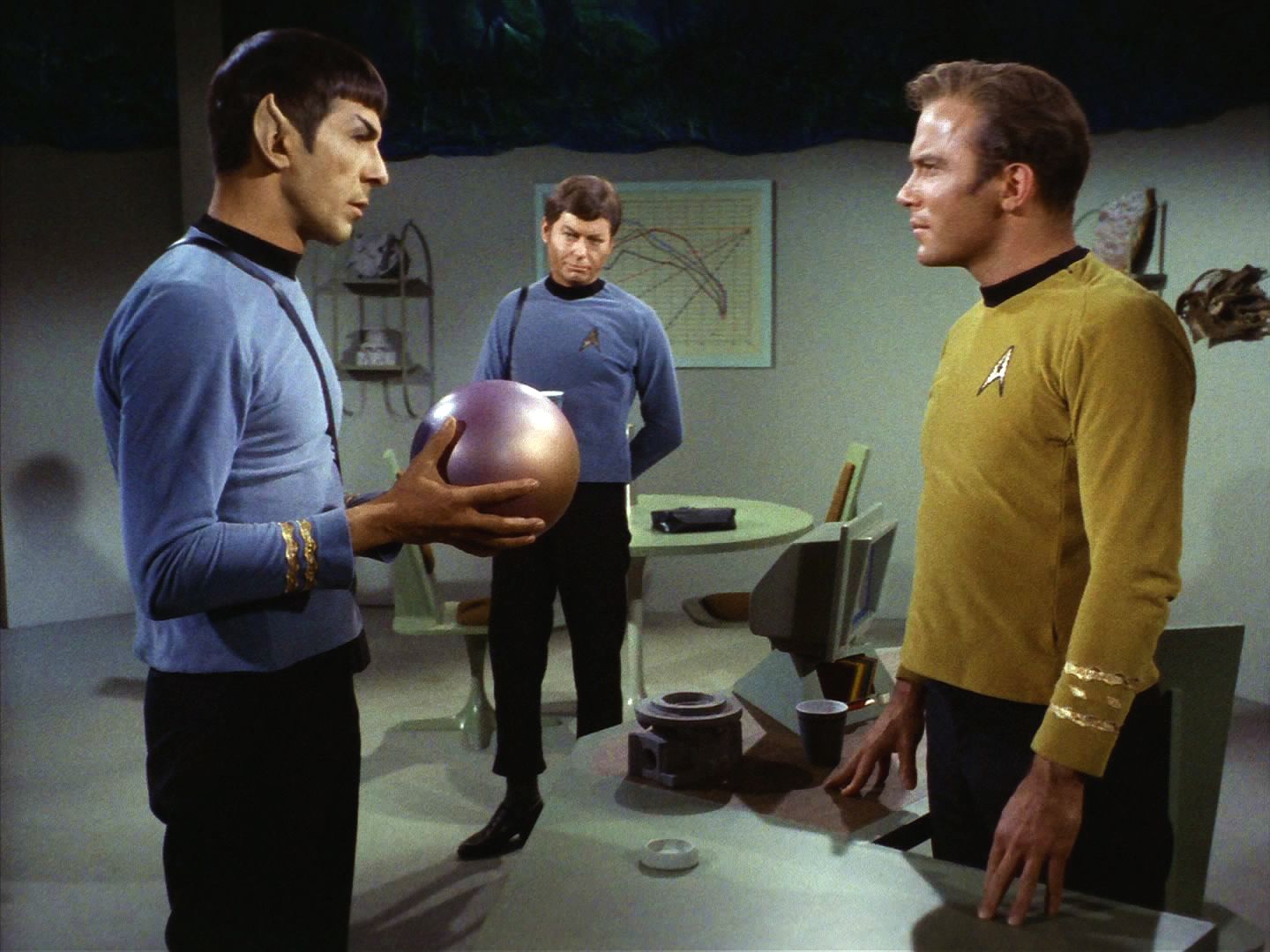 Horníci v poslední době nacházejí tisíce takovýchto křemíkových útvarů. Spock začíná spekulovat o životní formě na křemíkové bázi.