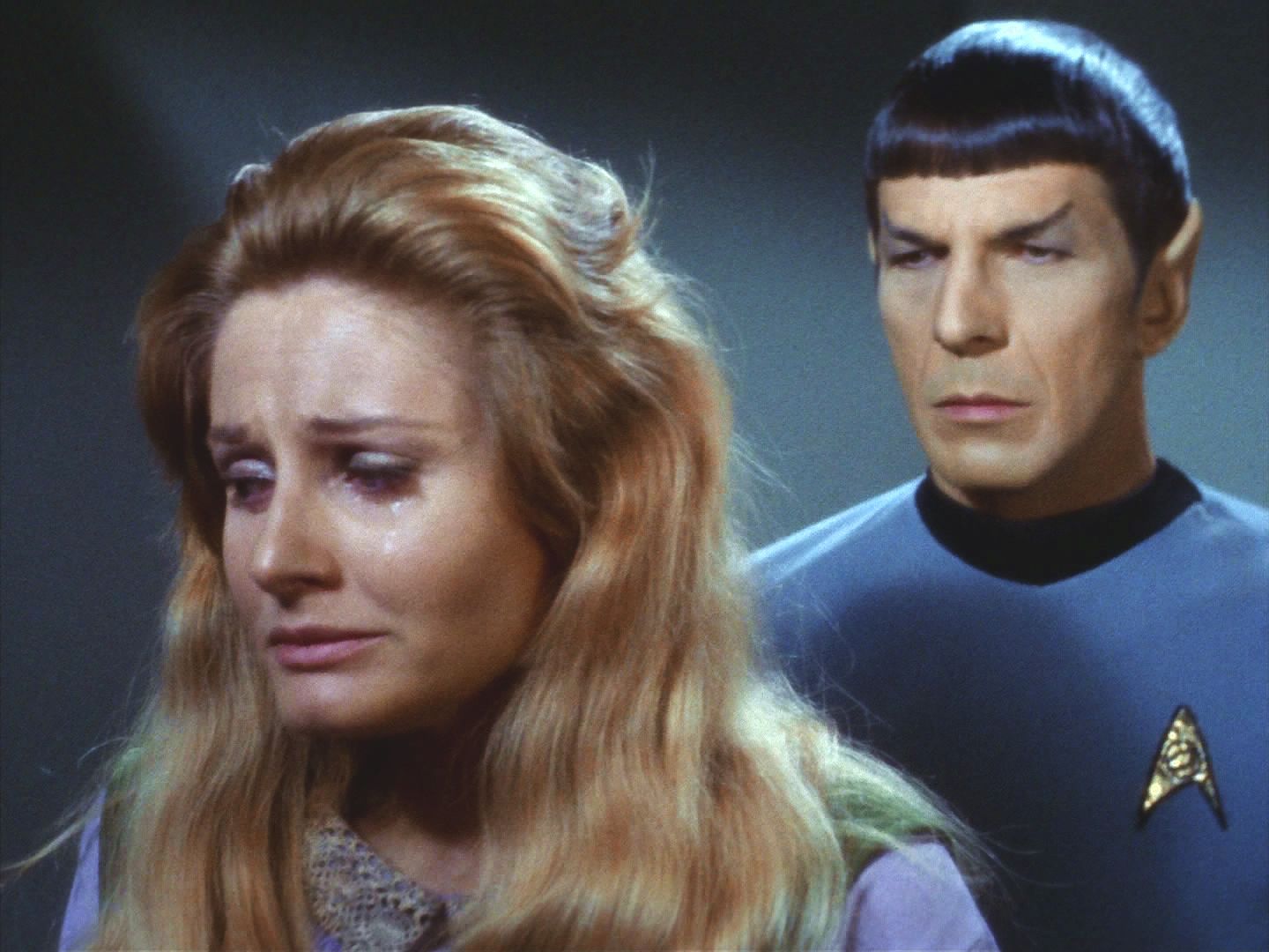 Potom Spock transportoval Leilu. Ta pochopila, že Spock je opět normální a že už s ním nemůže být. Zklamání vysvobodilo z vlivu spor také ji.