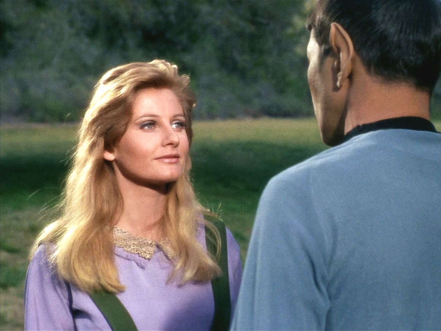 Spock znal botaničku Leilu Kalomi z dřívějška. Leila, která je do něj zamilovaná, mu slibuje, že mu prozradí tajemství planety.