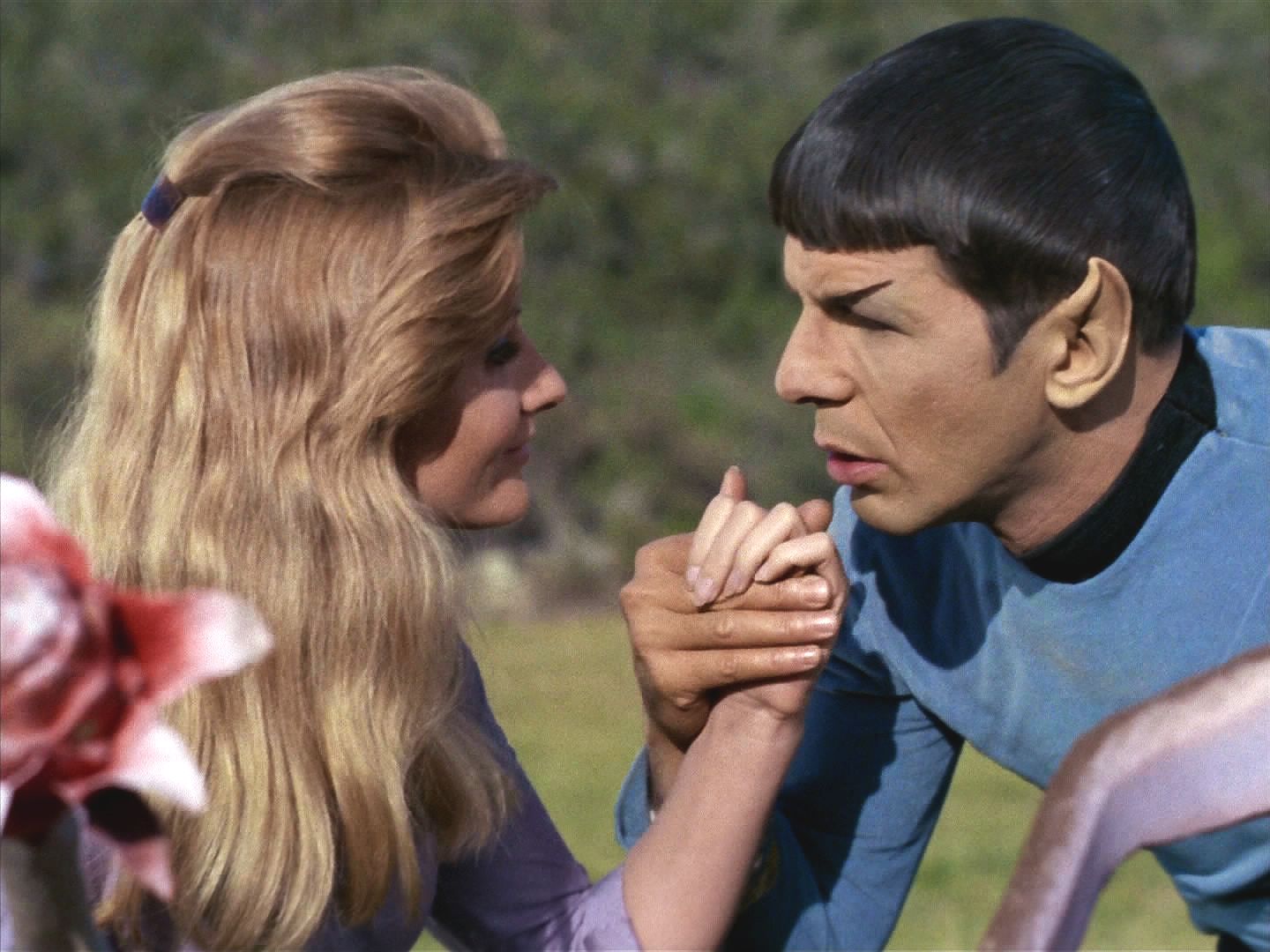 Spock pod vlivem spor projevuje své potlačené city. Bude si tyto chvíle pamatovat jako dobu, kdy se poprvé v životě cítil šťastný.