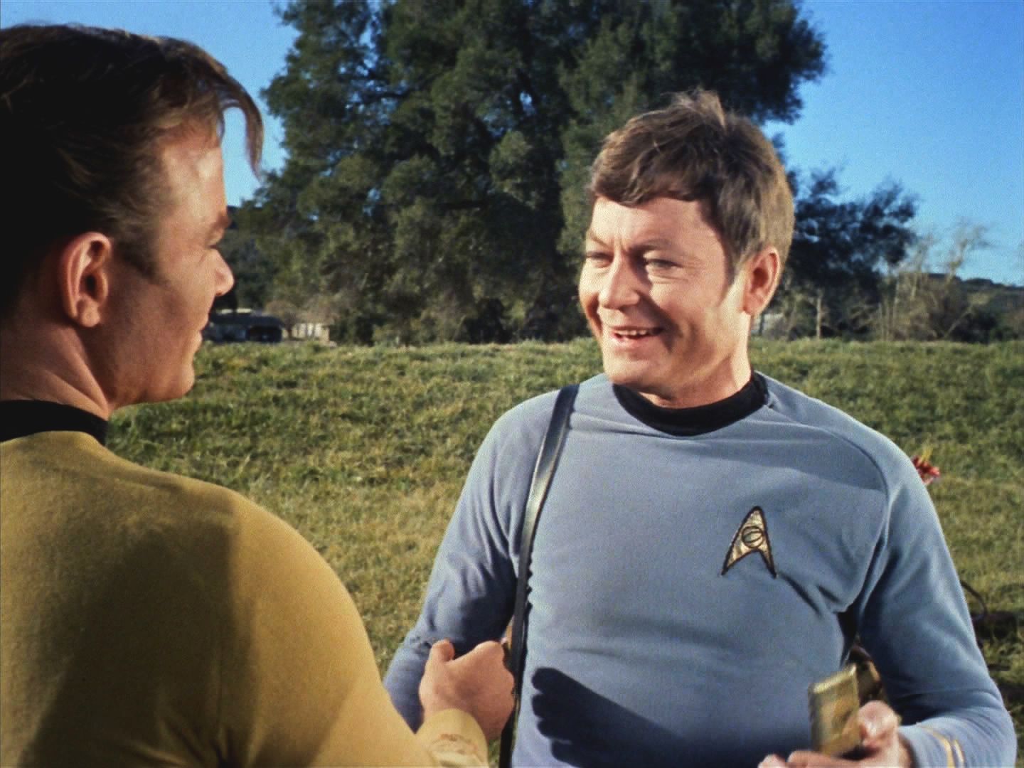 Sandoval opakovaně odmítá evakuaci kolonie, a než se kapitán Kirk zorientuje, jsou také všichni členové výsadku infikováni sporami.