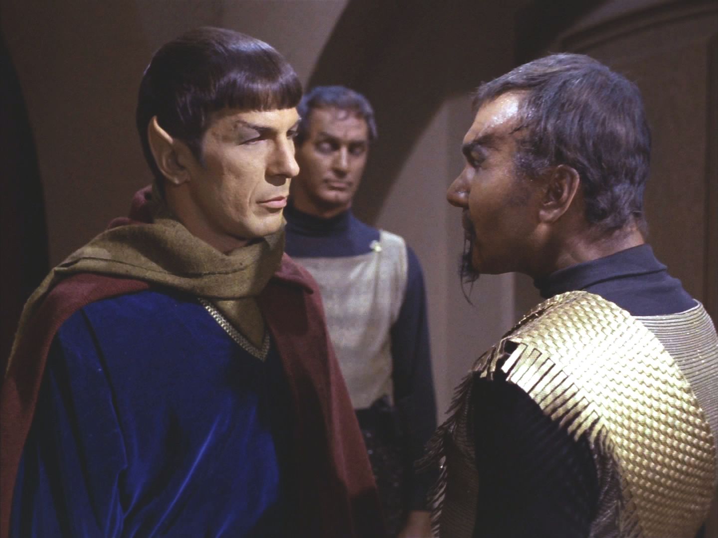 V tu chvíli se vylodily klingonské okupační síly. Do síně Rady vkročil komandér Kor. Kirk jako Organianec Baroner prošel, ovšem Spocka, údajně vulkanského obchodníka, odvedli.