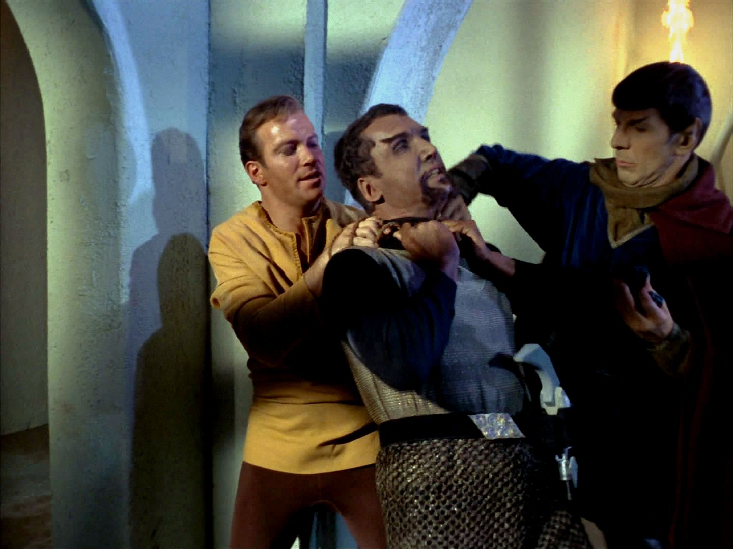 Kirk a Spock se dostali do Korova velitelství a od jednoho vojáka získali informace. Dostali se tak až ke Korovi do jeho kanceláře.