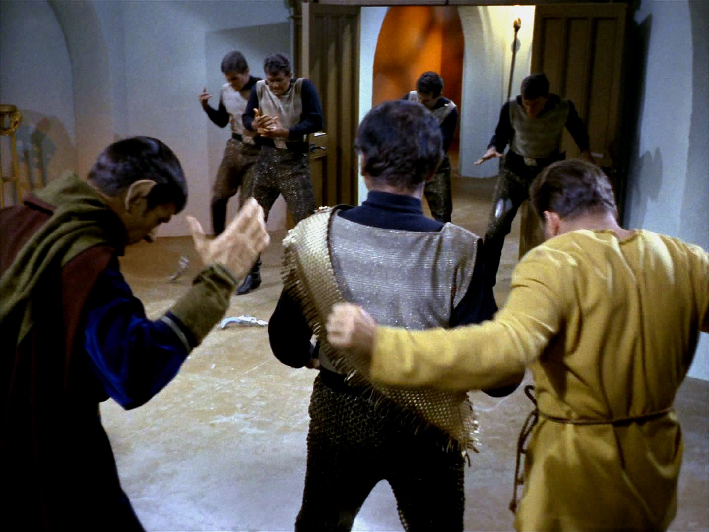 Když na Korův rozkaz přiběhnou stráže, nemůže nikdo střílet, protože neudrží rozpálené zbraně. Totéž se děje Kirkovi a Spockovi i na Enterprise a na klingonských lodích.