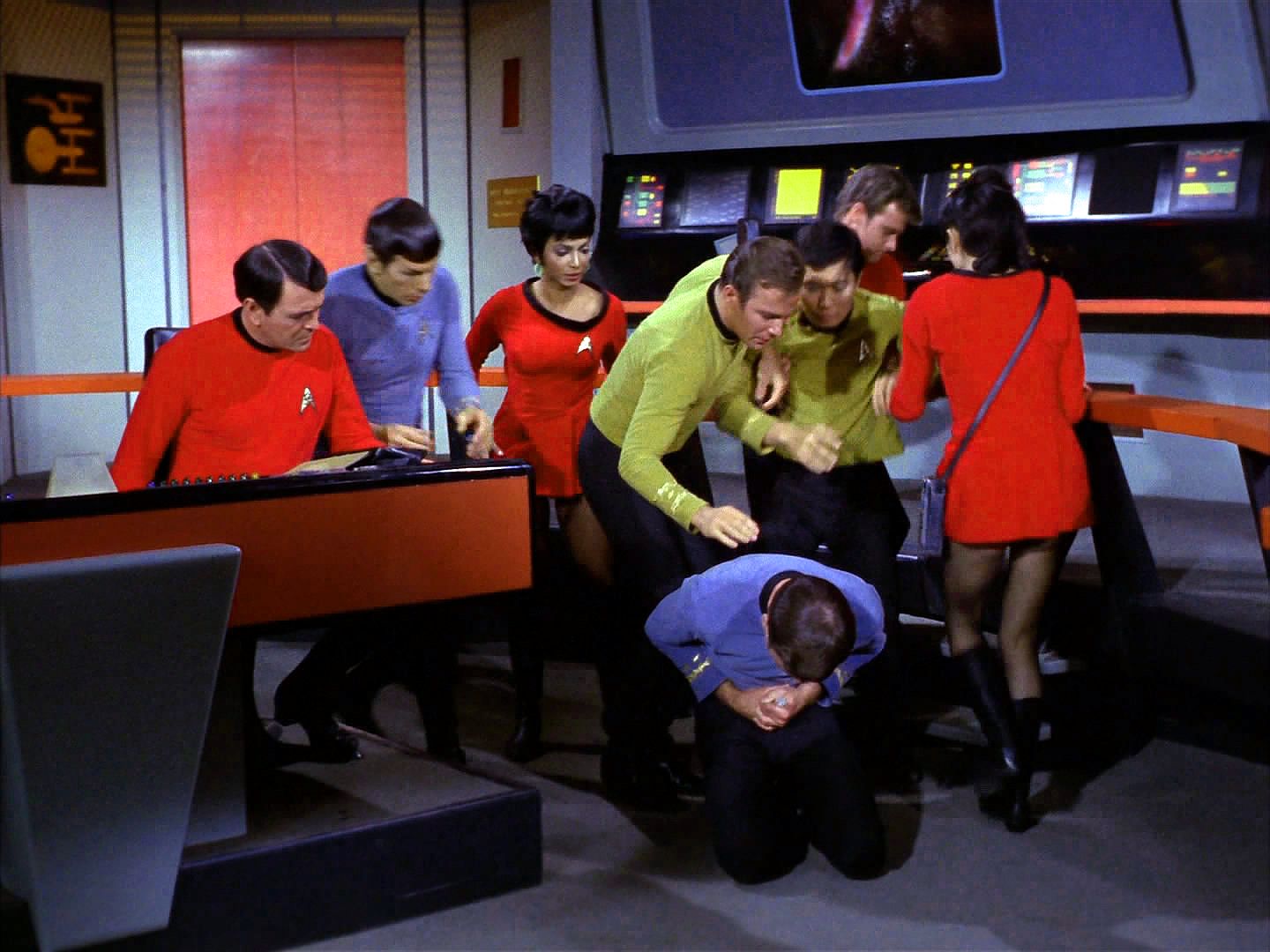 Enterprise zkoumá prudké časové distorze. Doktor je nucen ošetřit Sulu, kterému pod rukama explodovala konzole. Při dalším otřesu si ale píchne obrovskou dávku kordrazinu.