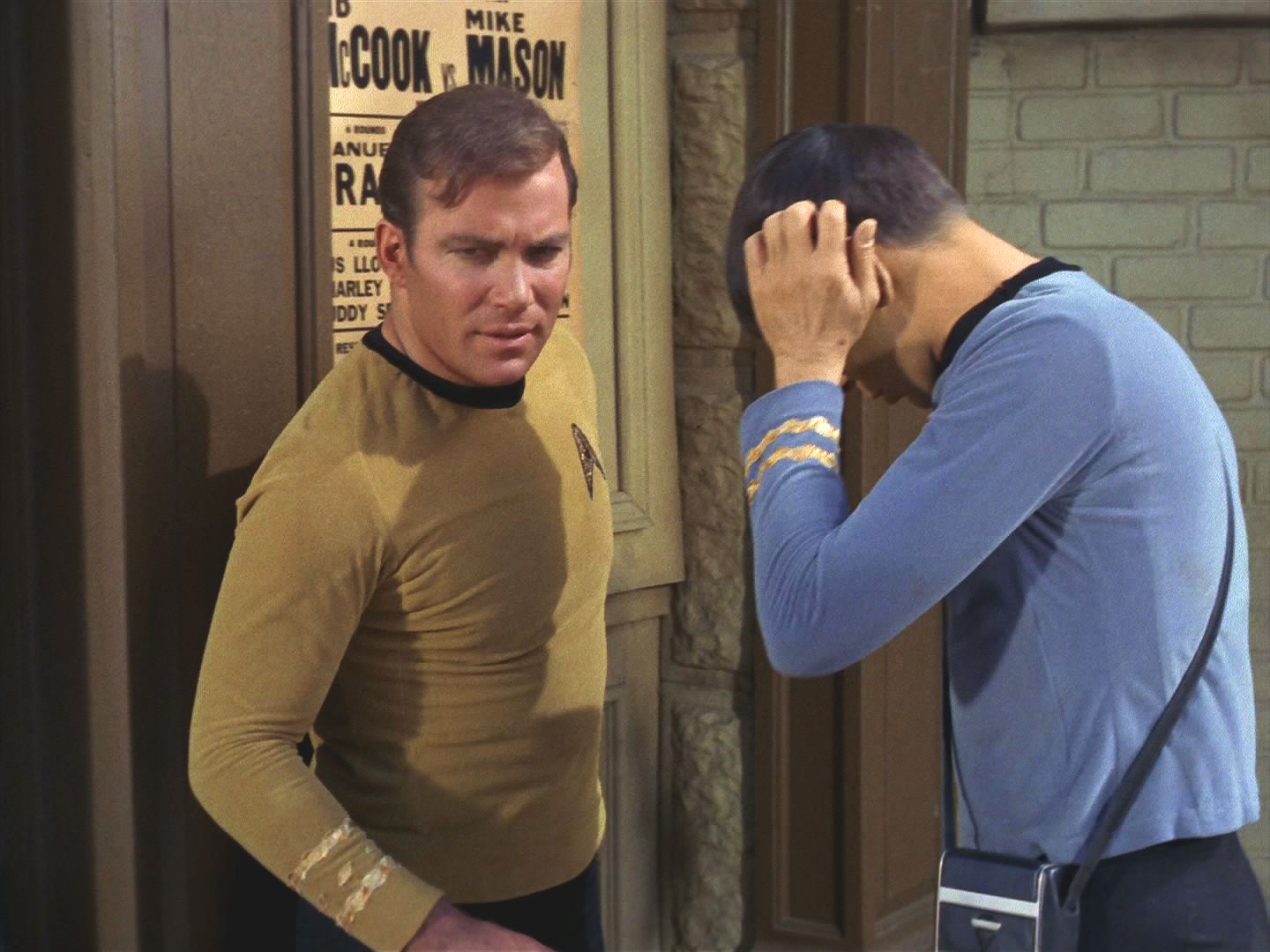 Pak zmizela Enterprise a veškeré známé signály. Doktor v minulosti něco fatálně změnil. Kirk a Spock se Strážcem věčnosti musí vydat za ním. Ocitli se v New Yorku v roce 1930.