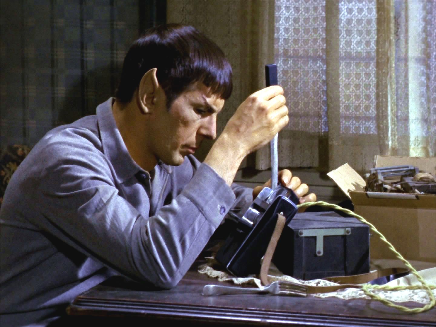 Spock se snaží sestavit prostý počítač: musí zpomaleně přehrát to, co nahrál ze Strážce věčnosti, a zjistit, co byla ta událost, která změnila dějiny.