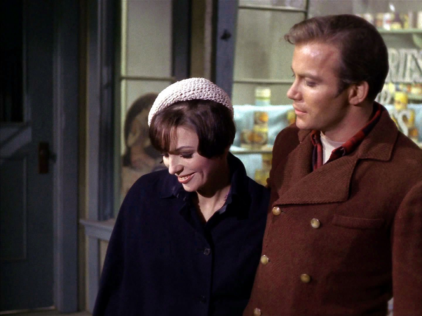Kirk zatím našel v Edith spřízněnou duši a zamiloval se.