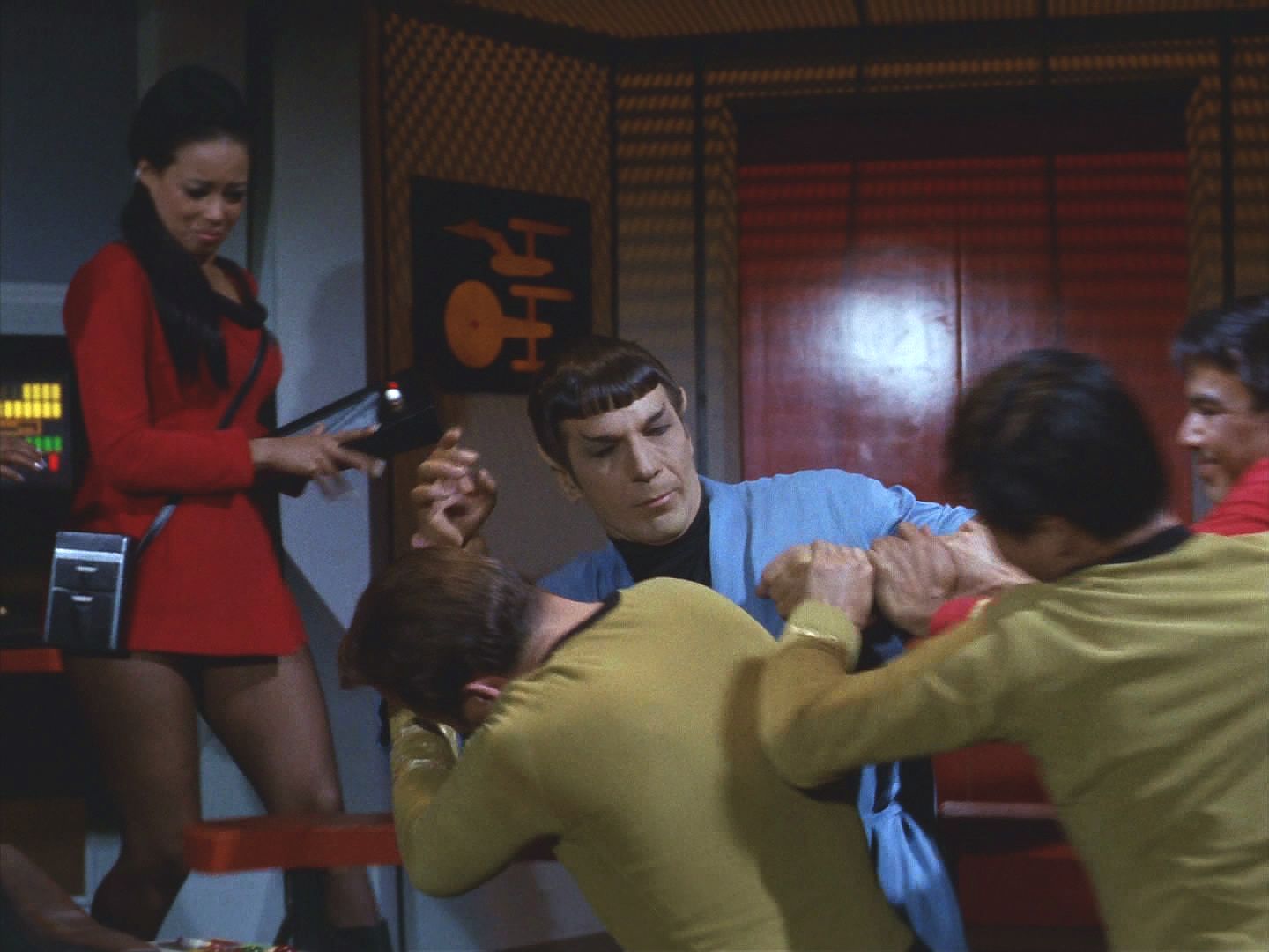 Spock krátce propadl šílenství, stejnému, jehož stopu sledují napříč touto částí galaxie a které zničilo několik civilizací. Pod vlivem parazita se chtěl zmocnit lodi, aby se nákaza šířila dál.