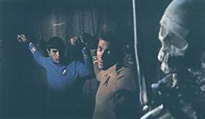Kirk a Spock připoutáni vedle kostry