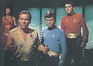 Uhura, Kirk, McCoy a Scotty na transportní plošině Enterprise paralelního vesmíru