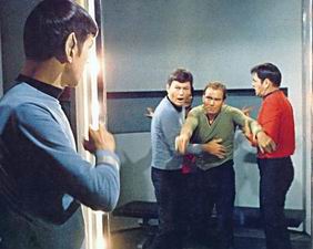 Spock pozoruje brutální posádku z paralelního vesmíruve vězení Enterprise