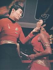 Sulu z paralelního vesmíru obtěžuje Uhuru