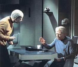 Kirk a McCoy se snaží překonat slabost a neduhy svých rychle stárnoucích těl