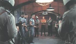 Kirk, Spock a McCoy chyceni při útěku z vězení
