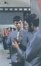 Spock učí dr. McCoye vulkanskému pozdravu