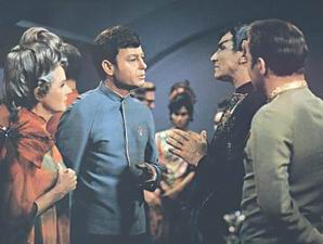 Amanda, McCoy, Sarek a Kirk na recepci