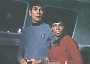 Spock a Uhura u vědecké stanice