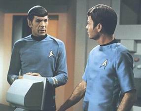 Spock a dr. McCoy diskutují na ošetřovně