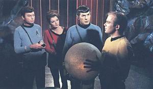 Dr. McCoy, dr. Anne Mulhallová a Spock se vyptávajíSargona v Kirkově těle