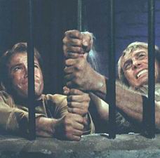 Kirk a Oblak William se pokoušejí vyrvat mříže