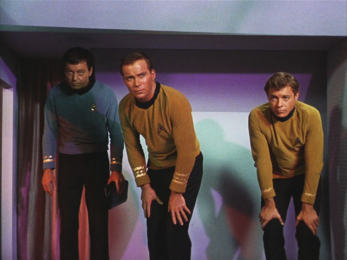 Potom ale zachytili volání o pomoc, které Fesarius nemohl zachytit. Kirk, McCoy a poručík Bailey se transportují na Balokovu loď, aby mu pomohli.