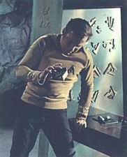 Kirk chycený v paprsku, který mu paralyzoval paměť