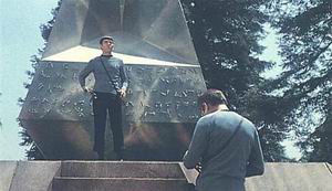 Spock a McCoy pátrají po zmizelém Kirkovi