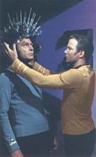 Kirk nasazuje McCoyovi helmupředávající vědomosti