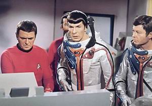 Scotty a Spock se pokoušejí transportovat Kirka, který mizí spolu s Defiantem