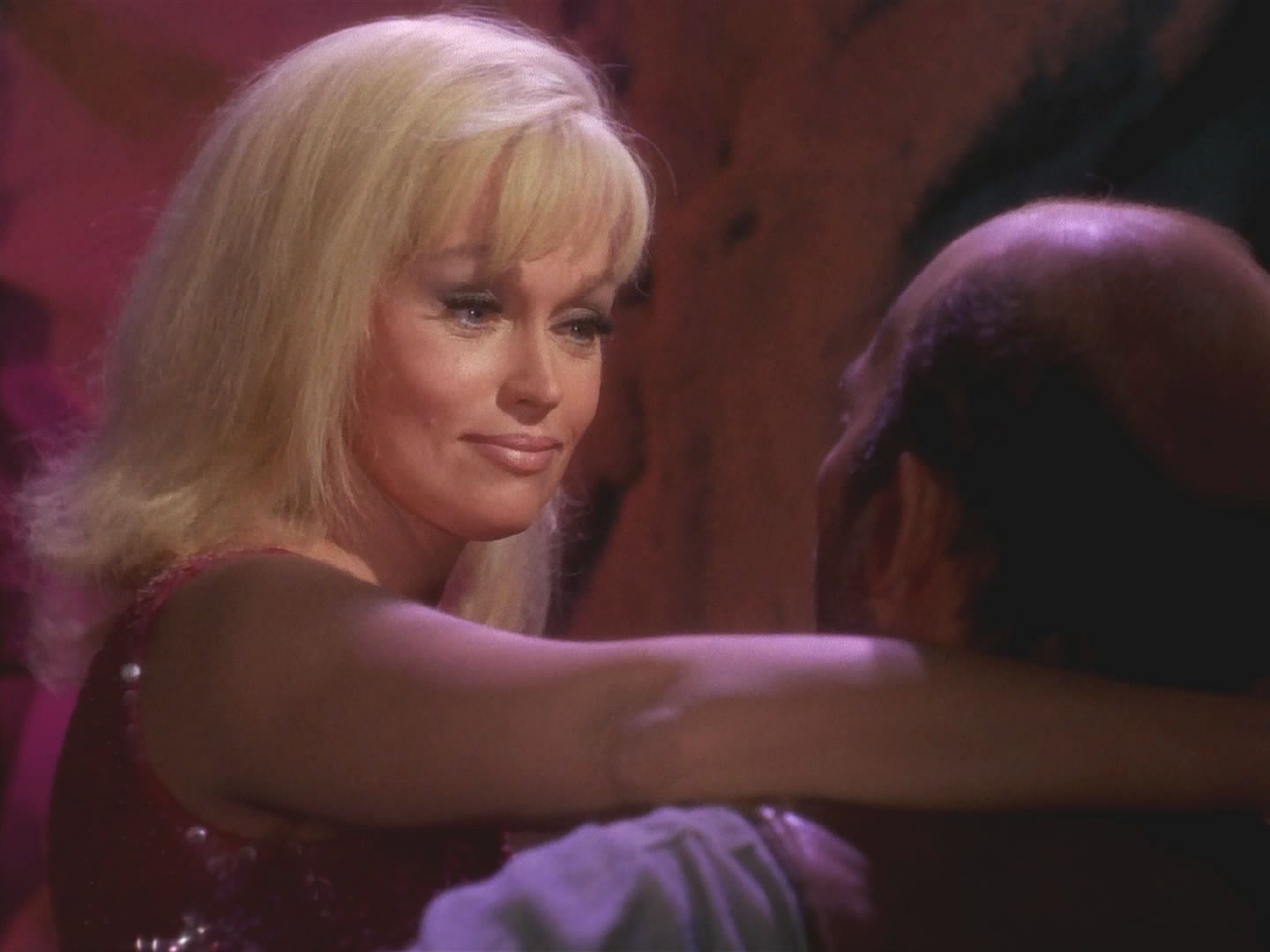 Eve si v zoufalství vezme drogu, kterou Kirk přinesl, a náhle je opět krásná. Teprve pak se dozví, že si vzala obyčejnou želatinu. Stačilo jen si věřit. Zůstává a Kirk se vrací na loď s krystaly.
