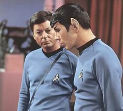 McCoy a Spock uvažují nad zoufalou situací