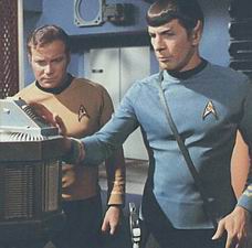 Kirk a Spock zkoumají kryogenické zařízení