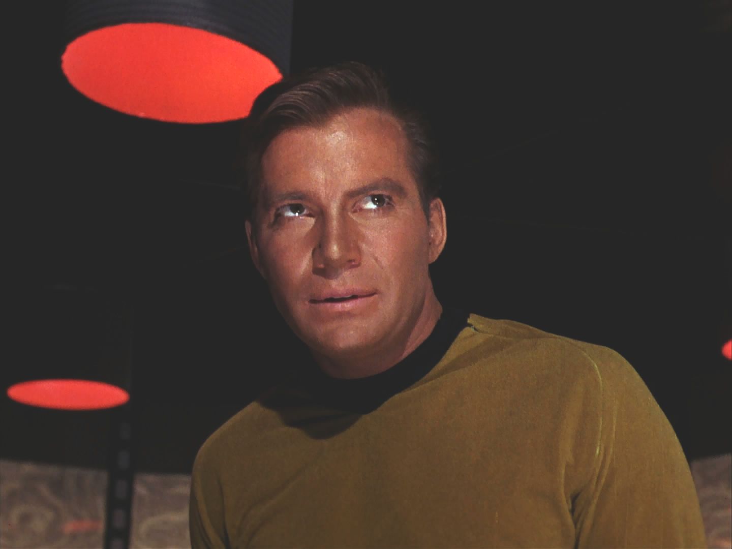Potom se na loď transportuje zpět kapitán Kirk. Po chvíli, když už je místnost transportéru prázdná, se ale zhmotní ještě jeden Kirk. A vypadá zle.