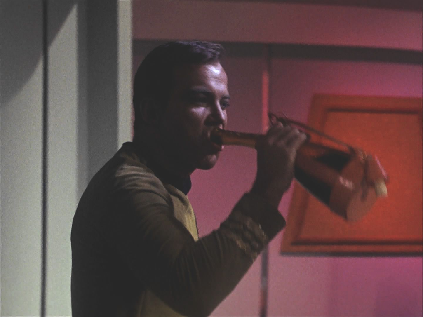 Kirkův dvojník nejprve zajde k doktorovi pro láhev saurianské brandy. Doktor začíná být velmi podezíravý, takhle svého přítele Jima nezná.