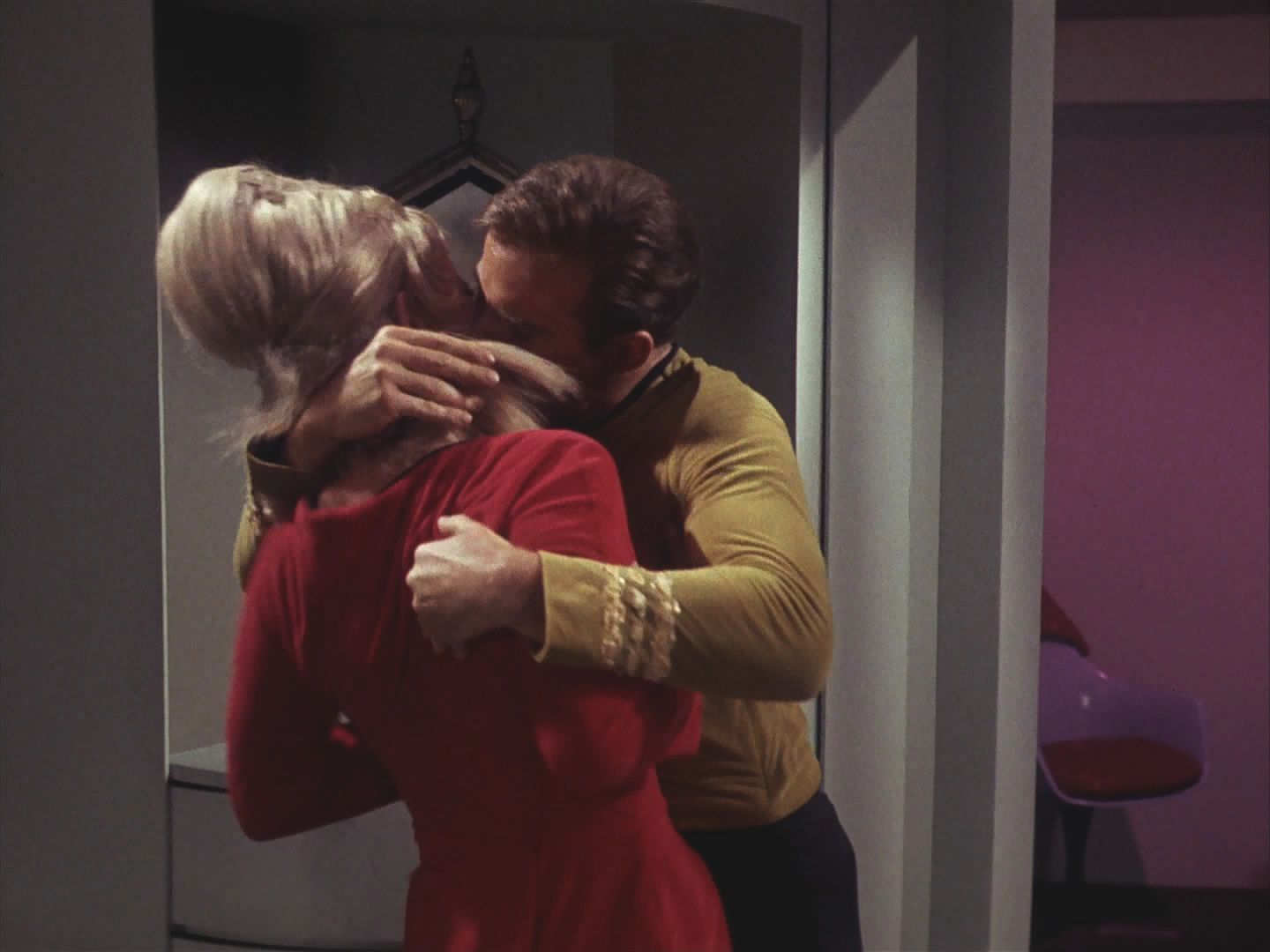 Opilý "zlý" Kirk napadl Janice Randovou, která by se mu neubránila, kdyby nevkročil Fisher. Jen Kirkova dvojníka poškrábala na tváři. Janice utekla a "hodný" Kirk má problém.