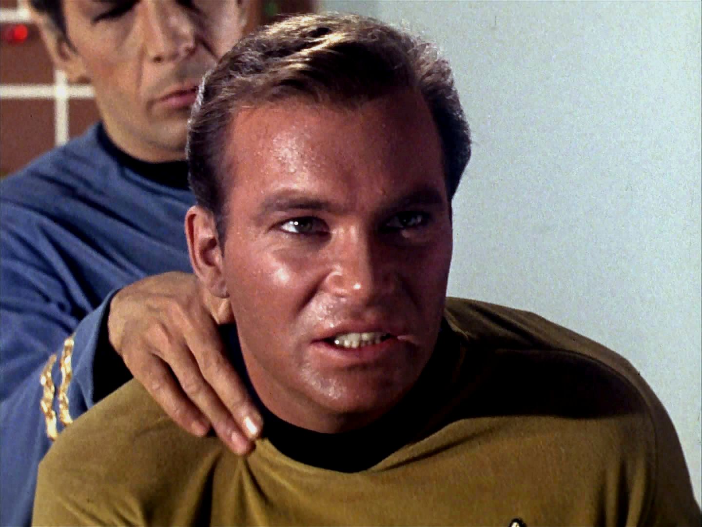 "Hodný" Kirk se Spockem objevili "zlého" Kirka ve strojovně. Spock ho zneškodnil vulkanským nervovým stiskem a dvojník končí přivázaný na ošetřovně. Scotty zatím opravuje transportér.